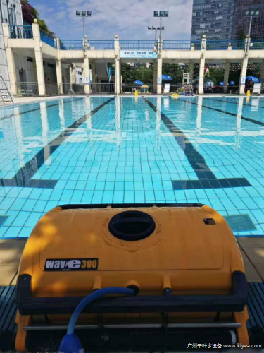 成都市猛追湾游泳场采用海豚威虎300吸污机