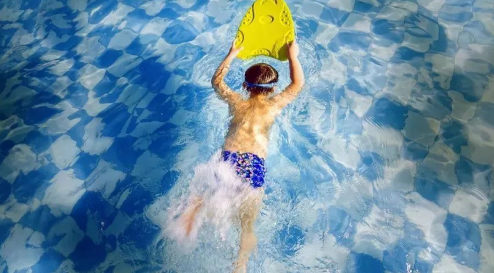 儿童游泳